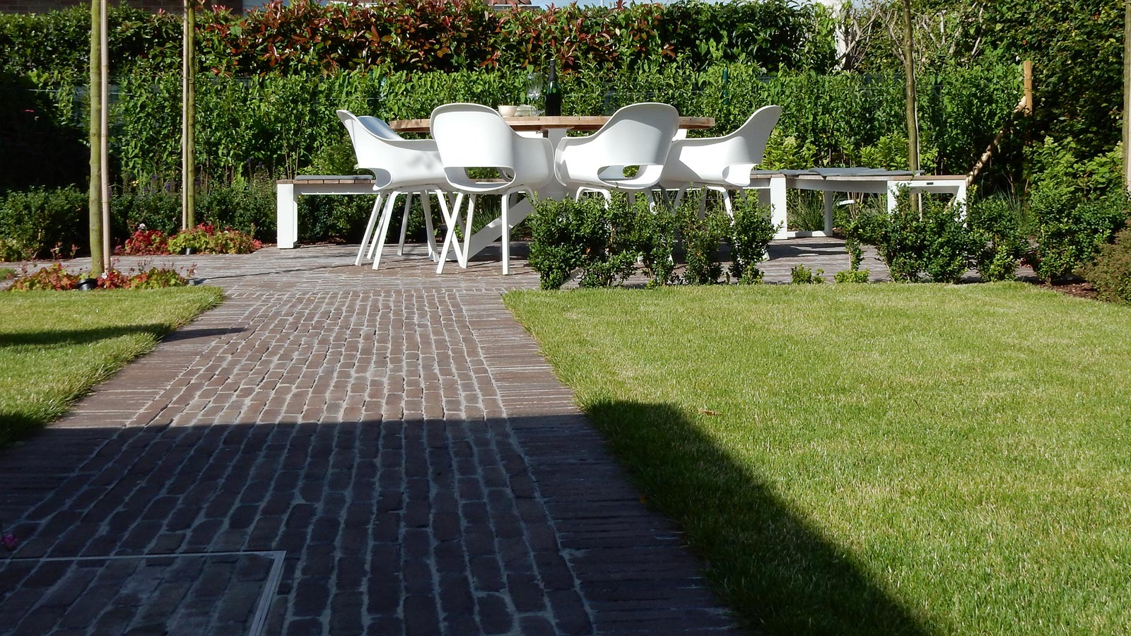 Voorbeeld van een moderne tuin met terras en paden in klinkers.